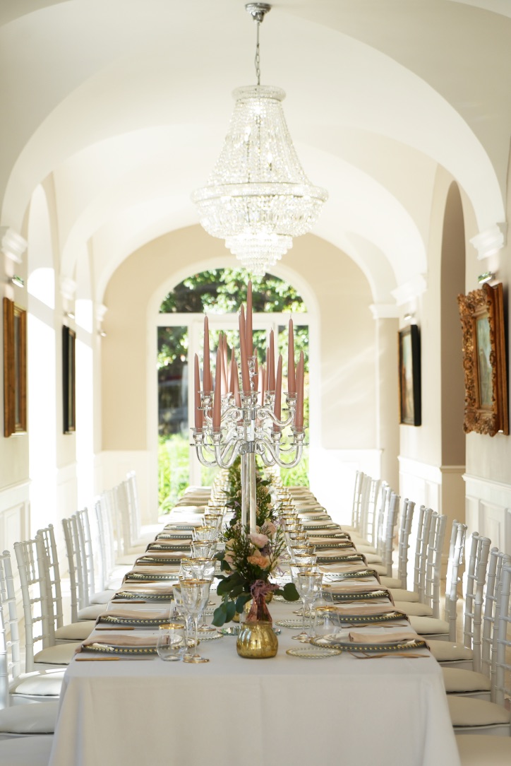 Villa Augusta-tavolo imperiale sala vetri