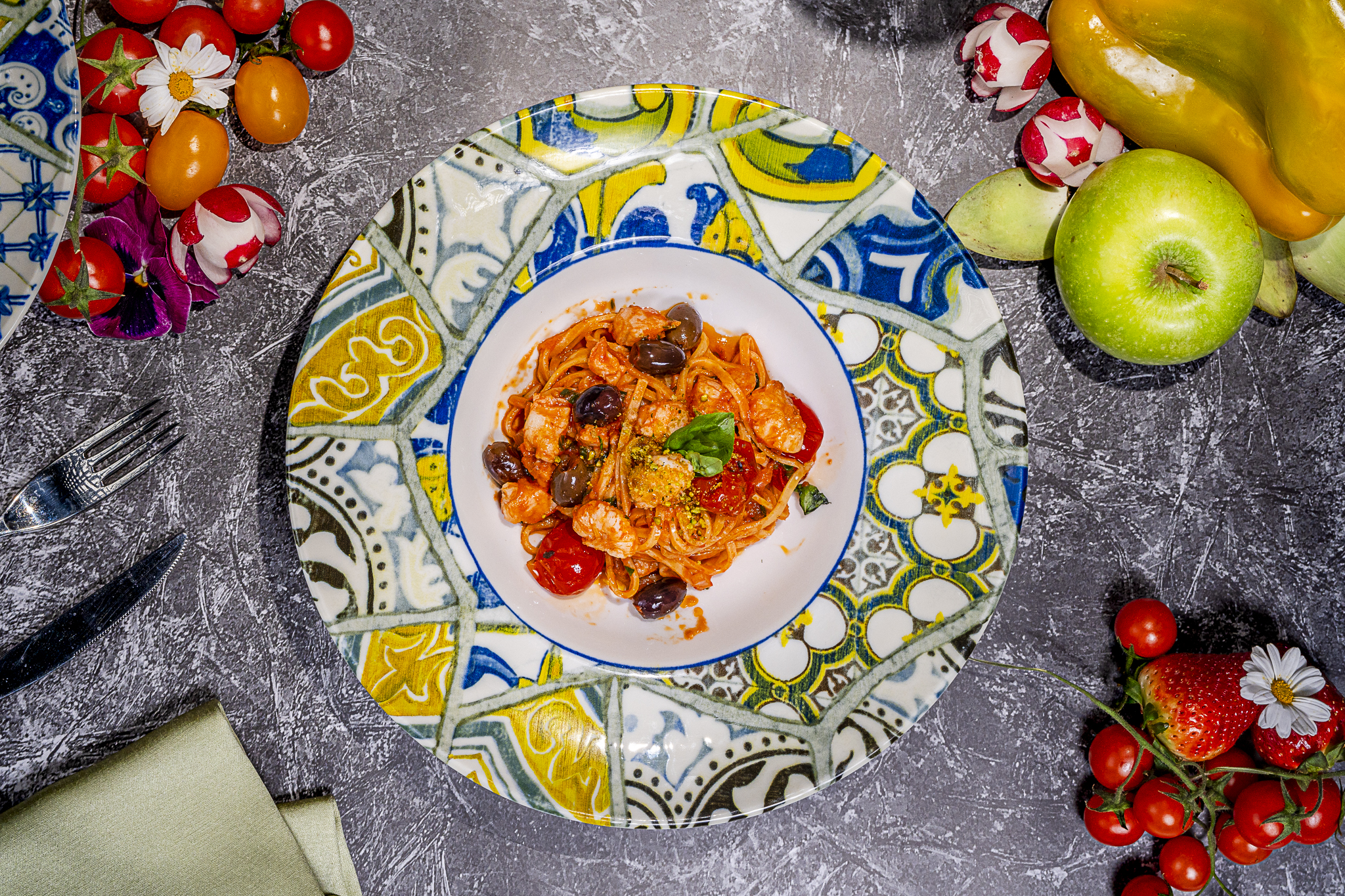 Bigoli con baccalà, olive di Gaeta, pesto e pomodoro secco